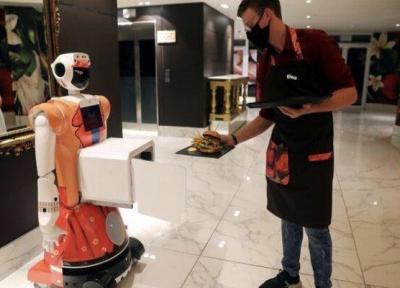 هتل رباتیک از مهمانان با علائم کووید 19 پذیرایی می نماید