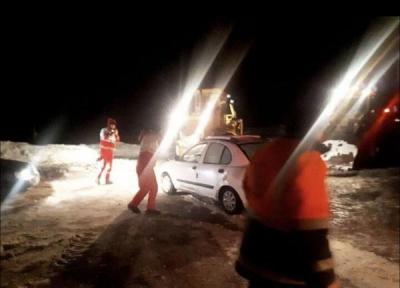 خبرنگاران 150 خودروی گرفتار در برف و کولاک البرز رها سازی شدند