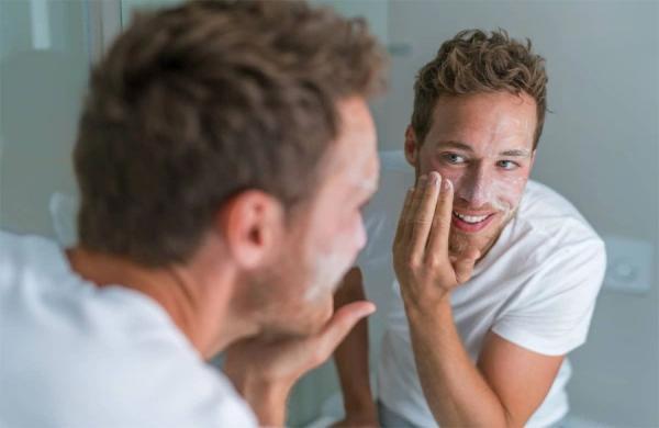 12 اشتباه رایج در شستن صورت که باعث آسیب رسیدن به پوست می گردد