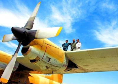 تصاویر باورنکردنی ، کوتاه قامتان ایرانی بهترین تعمیرکاران هواپیما ، تعمیرات باک هواپیمای معروف سی، 130 با کمک ریزنقش ها!